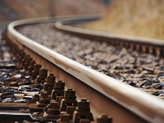 Z głową na torach, przysypany śniegiem