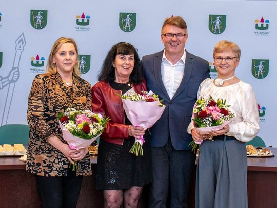 burmistrz z odchodzącymi na emeryturę urzędniczkami