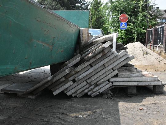 Lubelskie. 51-latek spadł z ładowarki i został nią przygnieciony. Operator sprzętu uciekł