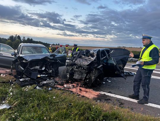 Z OSTATNIEJ CHWILI. Czołowe zderzenie mercedesa z BMW na krajowej 17. Droga zablokowana!