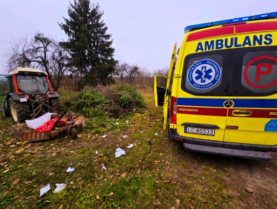 Z OSTATNIEJ CHWILI! Gałęziarka zmiażdżyła 40-latkowi nogę. Na ratunek pojechali ratownicy z Żółkiewki