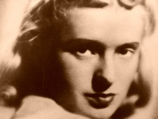 Za kratą są zielone drzewa...