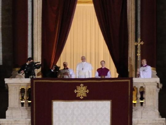 Za różaniec chcą kilkaset złotych. Tak zarabiają na papieżu Franciszku