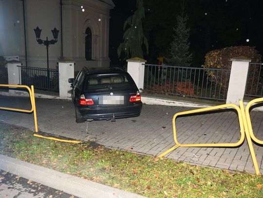 Zakończył jazdę na ogrodzeniu cerkwi. Nietrzeźwy 19-latek rozbił BMW na ulicy Kopernika w Chełmie