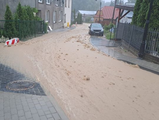 Włodawa. Woda wdzierała się na posesje na ulicy Krzywej