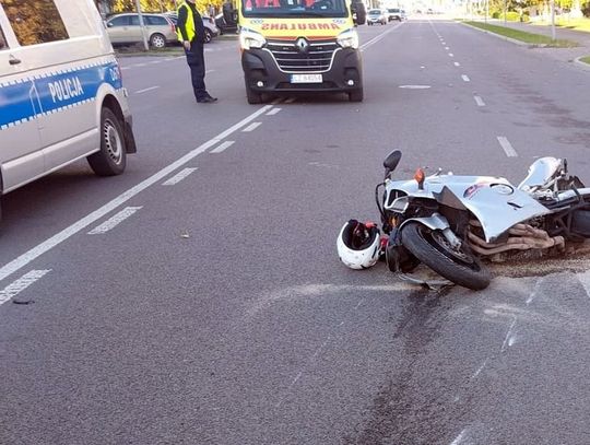 74-latka nie ustąpiła pierwszeństwa. Motocykl odbił się od skody i uderzył w audi [ZDJĘCIA]