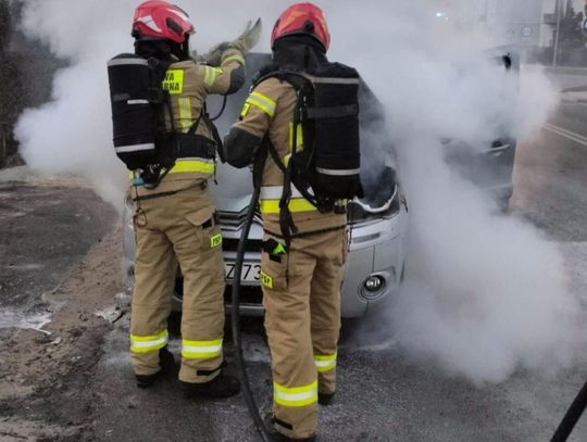 Zamość: Auto stanęło w ogniu. Świadek ruszył na pomoc z gaśnicą Zamość: Auto stanęło w ogniu. Świadek ruszył na pomoc z gaśnicą