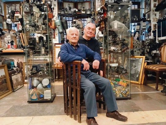 Na tym krześle mógł siedzieć marszałek Piłsudski. Mebel ocalił Mieczysław Wańczyk Na tym krześle mógł siedzieć marszałek Piłsudski. Mebel ocalił Mieczysław Wańczyk