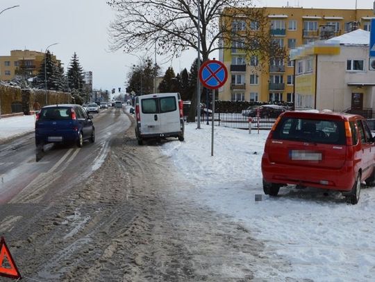 Nie chciała uderzyć w samochód. Zjechała na chodnik i potrąciła pieszą