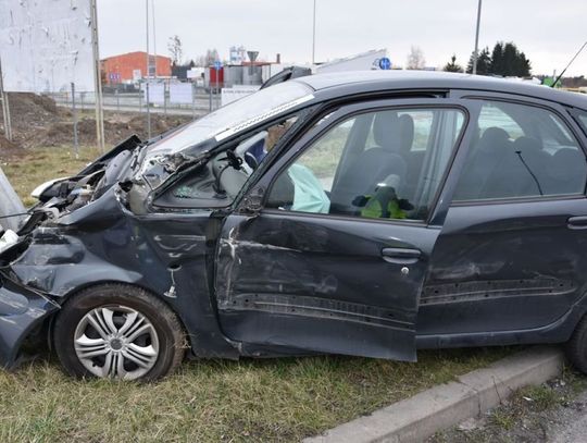 Uderzyła w ciężarówkę, a potem "wbiła się" citroenem w latarnię