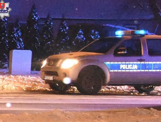 W mroźną noc 89-latka błąkała się w szlafroku po ulicy. Policjanci spadli jej z nieba