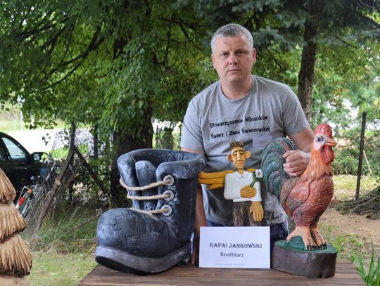 Zapach żywicy, dźwięk dłuta i rock w tle. Rafał Jankowski o swojej pasji do rzeźby w drewnie