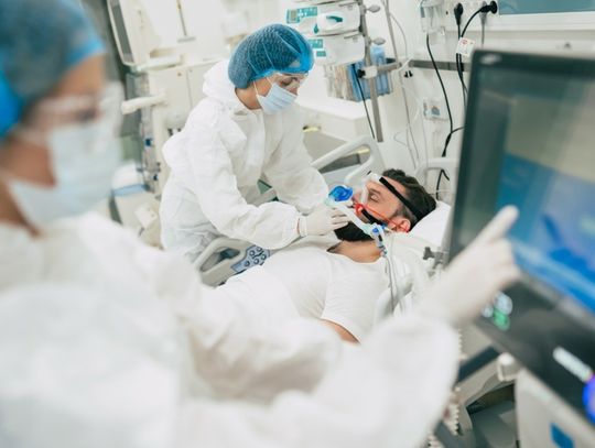 Zarzuty czekają, a on uciekł. Prokuratura ściga „handlarza bronią” od respiratorów