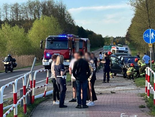 Zdarzenie na trasie Okuninka–Włodawa. Kierowca uderzył w latarnię i wypadł z drogi [ZDJĘCIA+FILM]