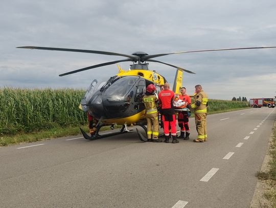 Zderzenie busa z ciągnikiem. 19-latek bez prawa jazdy i nastolatka na traktorze. 8 osób trafiło do szpitala