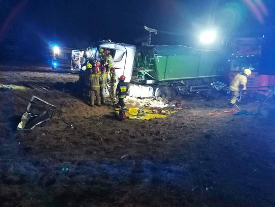 Zderzenie ciężarówek w Łowczy. Po jednego z kierowców przyleciało Lotnicze Pogotowie Ratunkowe [ZDJĘCIA]