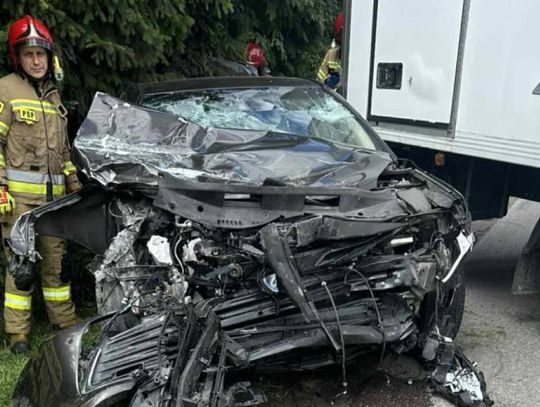 Zderzenie dwóch ciężarówek z osobówką w Okszowie. Ruch utrudniony!