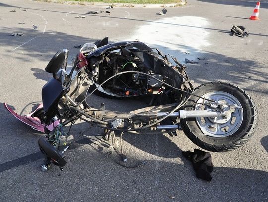 Zderzenie motoroweru z oplem. Jedna osoba trafiła do szpitala