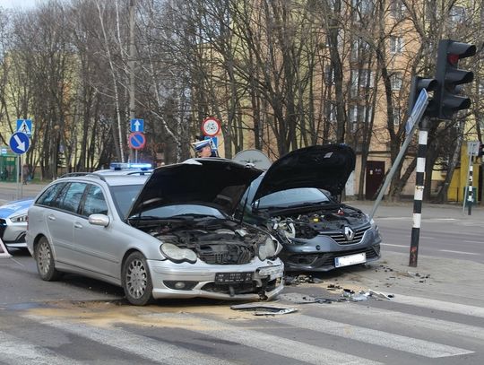 Zderzenie na skrzyżowaniu, są utrudnienia