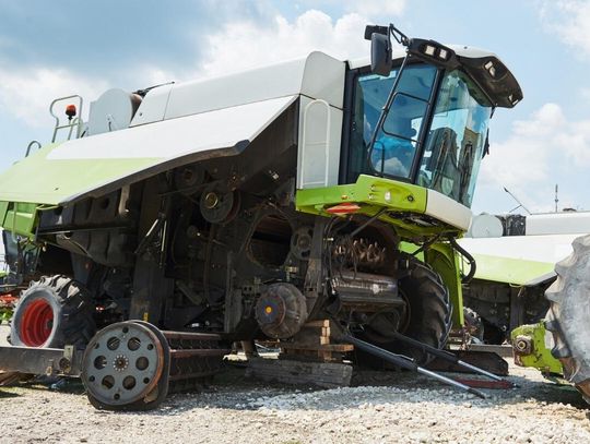 Zderzenie osobówki z ciągnikiem, kombajn zawisł na moście