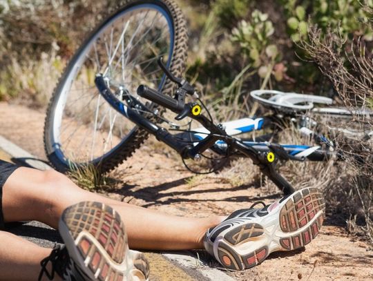 Zderzenie renault z 13-letnim rowerzystą w Susznie. Chłopak trafił do szpitala [FILM]
