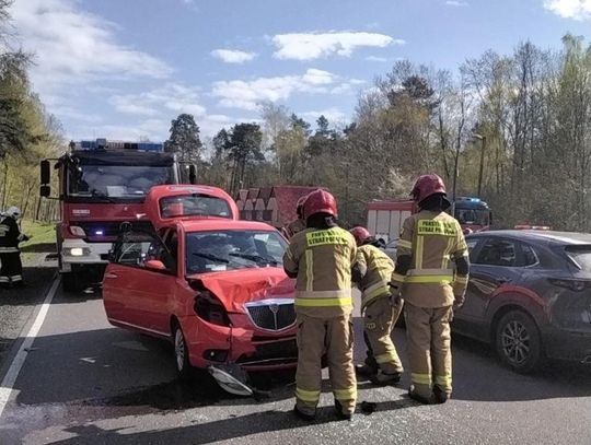 Zderzenie samochodów osobowych. Jedna osoba ranna