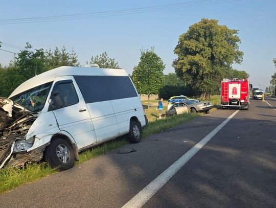 Zderzenie dwóch osobówek i busa na DK17 w Ignasinie. Policja przypomina o odstępie [ZDJĘCIA]