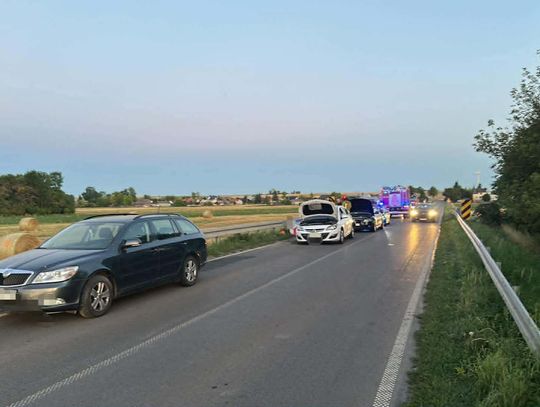 Zderzenie trzech aut w Rożdżałowie i wypadek motocyklisty w Zalesiu Kańskim