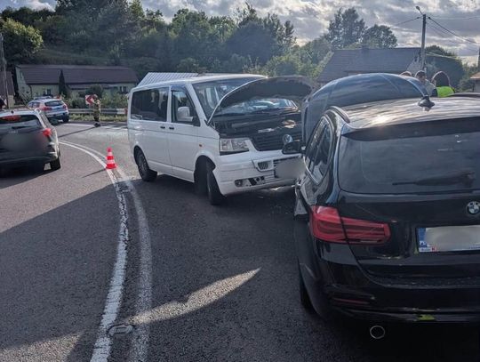 Zderzenie trzech samochodów na DK17 w Izbicy. Jedna osoba w szpitalu