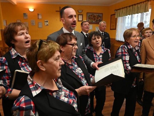 Zespół Dominanta śpiewa z posłem Januszem Kowalskim. Po śpiewach były tańce [FOTO I FILM]