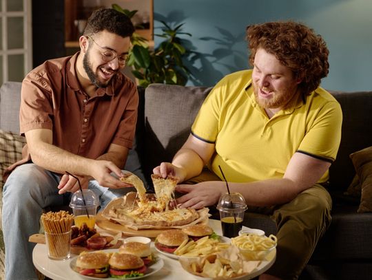 Zimą nie jedz kolacji zbyt późno. Podskoczy ci poziom cukru