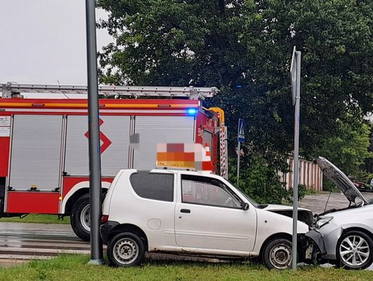 Zjechał toyotą na przeciwny pas - uderzył w seicento i latarnię