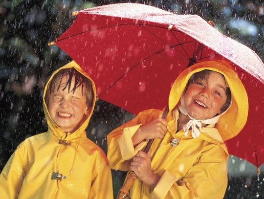 Dzieci stoja pod parasolem, pada deszcz