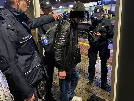 Policjant zobaczył go na dworcu w Warszawie. Dlaczego tak błyskawicznie zareagował?