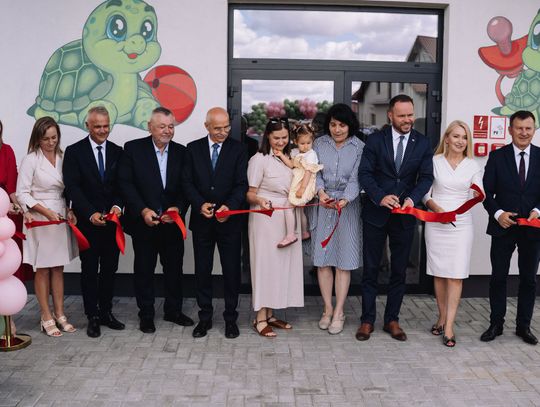 Mieszkańcy gminy Siedliszcze mogą już przygotowywać się na uruchomienie nowej placówki dla najmłodszych. Żłobek Samorządowy w Siedliszczu „Żółwiki” rozpocznie działalność 1 września 2026 roku. Rada przyjęła uchwały, które określają wysokość opłat za pobyt dzieci, maksymalną stawkę za wyżywienie.