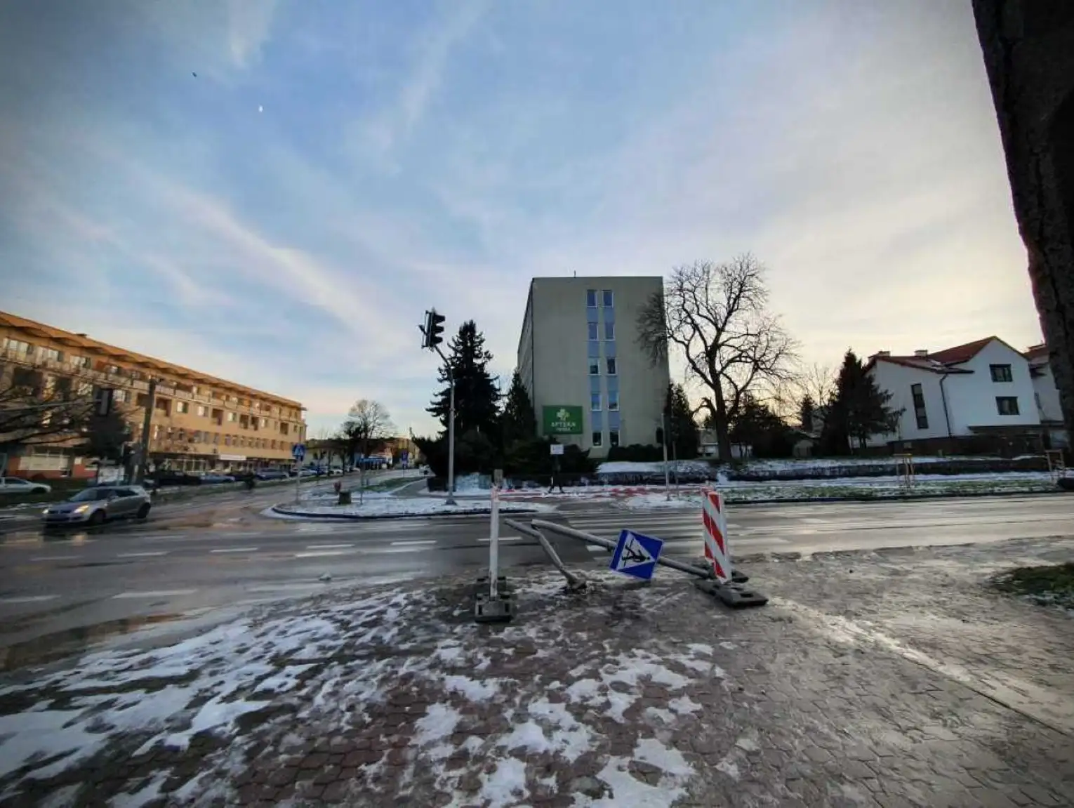 18-latek uderzył rozpędzonym BMW w znak drogowy