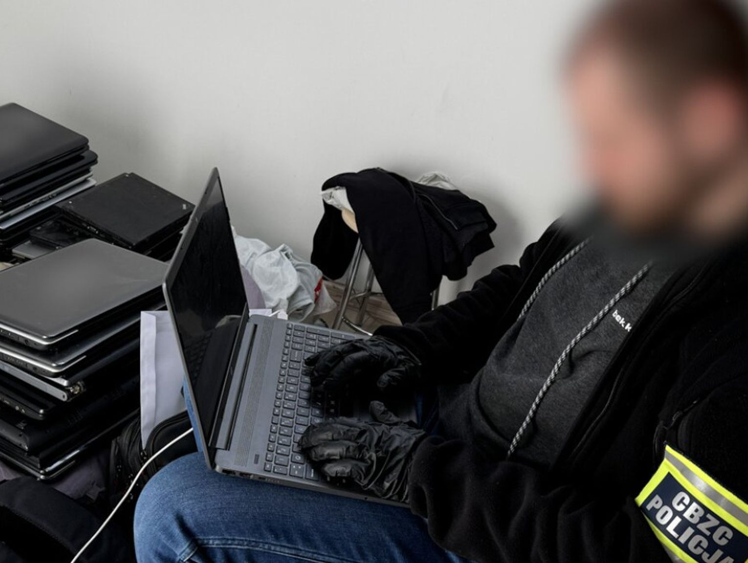 19-latek fotografował nago swoją małoletnią siostrę. „Ogień piekielny” uderzył w pedofilów