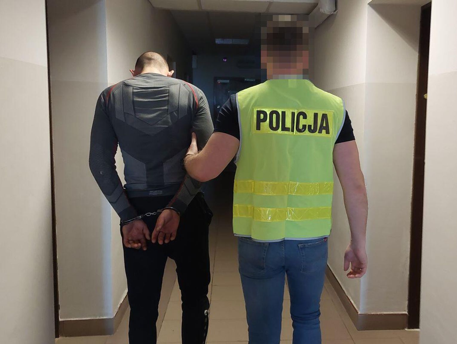 19-latek poszukiwany listem gończym włamał się do sklepu. W mieszkaniu miał marihuanę