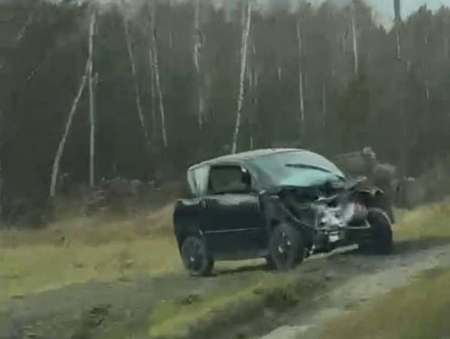20-latek uderzył w bok ciężarówki. 77-latka wjechała w zaparkowane auto