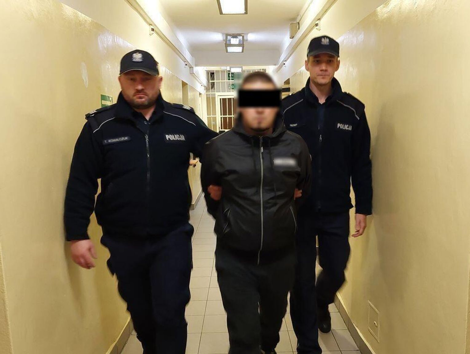 30-latek próbował staranować funkcjonariusza. Pościg i narkotyki w Wólce Okopskiej [ZDJĘCIA, FILM]
