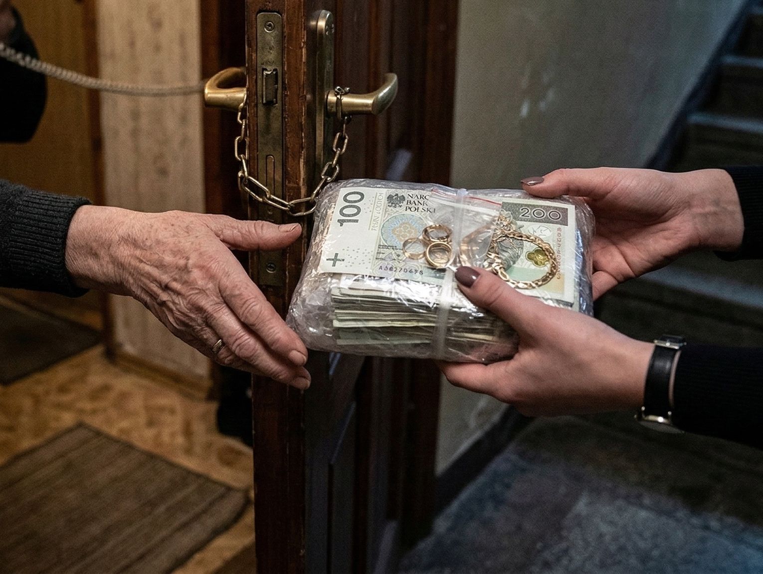 67-latka z powiatu chełmskiego straciła oszczędności życia. Oddała gotówkę i biżuterię