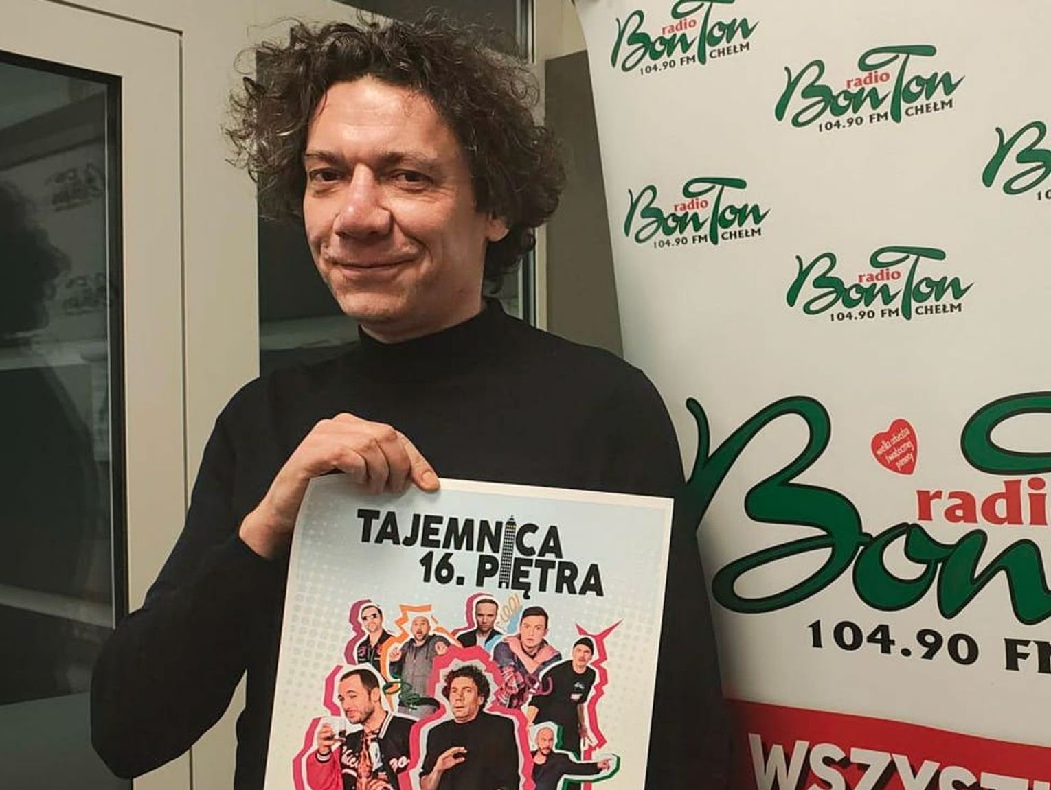 Aktor Dominik Bąk zaprasza do Chełma. „Tajemnica 16 piętra” na scenie ChDK