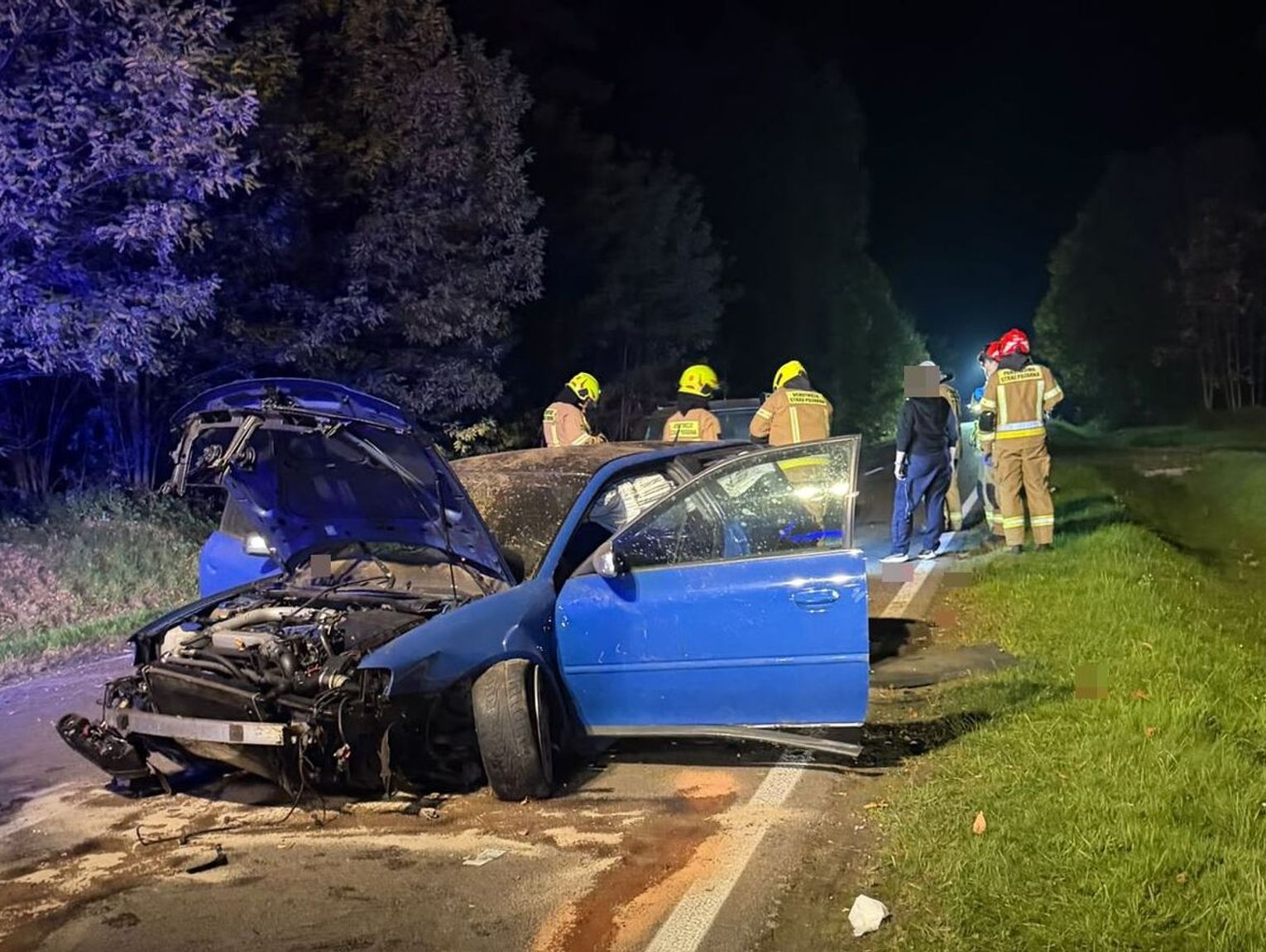 Audi wypadło z drogi i dachowało. Ranny kierowca zabrany śmigłowcem do szpitala w Lublinie