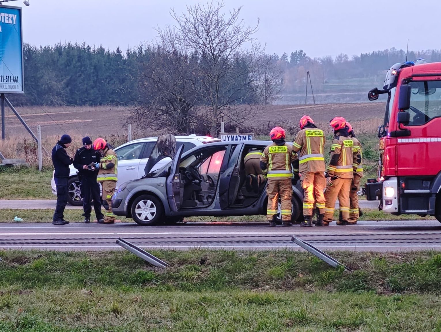 Auto w ogniu na krajowej 17! Ruch został wstrzymany [ZDJĘCIA]