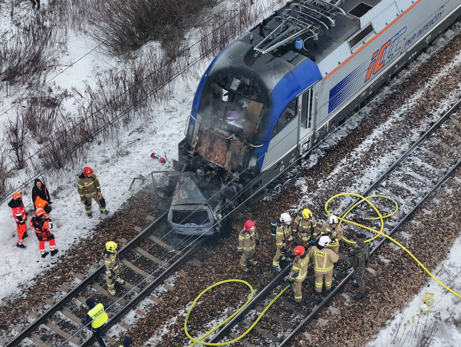 KRAJ. Dwa pociągi uderzyły w samochód. Ewakuowano około 600 osób