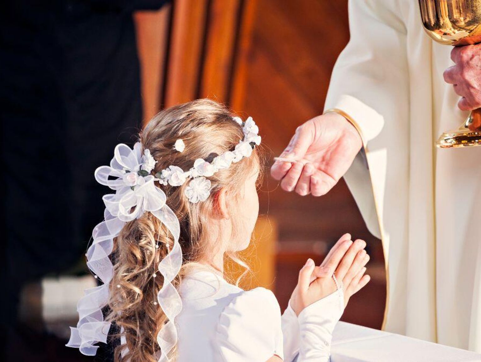 Banalizacja pierwszej komunii. Znany ksiądz alarmuje i uderza w biskupów