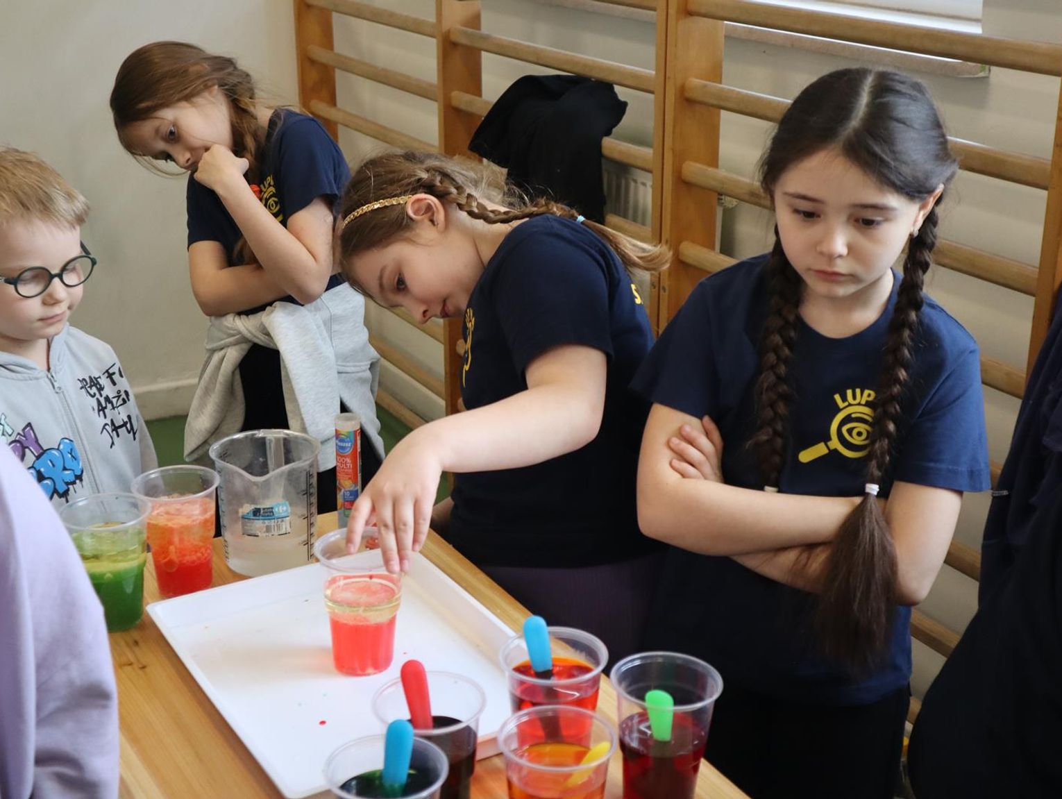 Barwy Nauki przyciągnęły tłumy. Młodzi odkrywcy przejęli szkołę w Bukowie Wielkiej [GALERIA ZDJĘĆ]