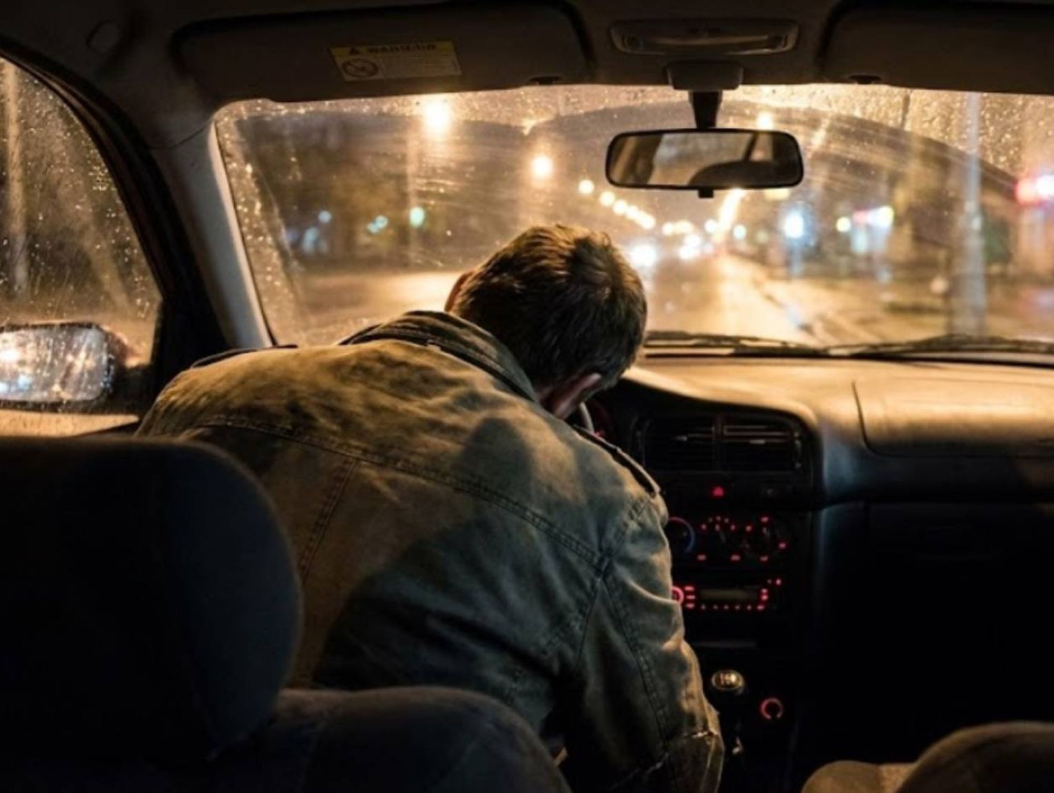 Bełkotał, nie mógł utrzymać równowagi, ale postanowił kierować autem. Żołnierze zepchnęli samochód z drogi