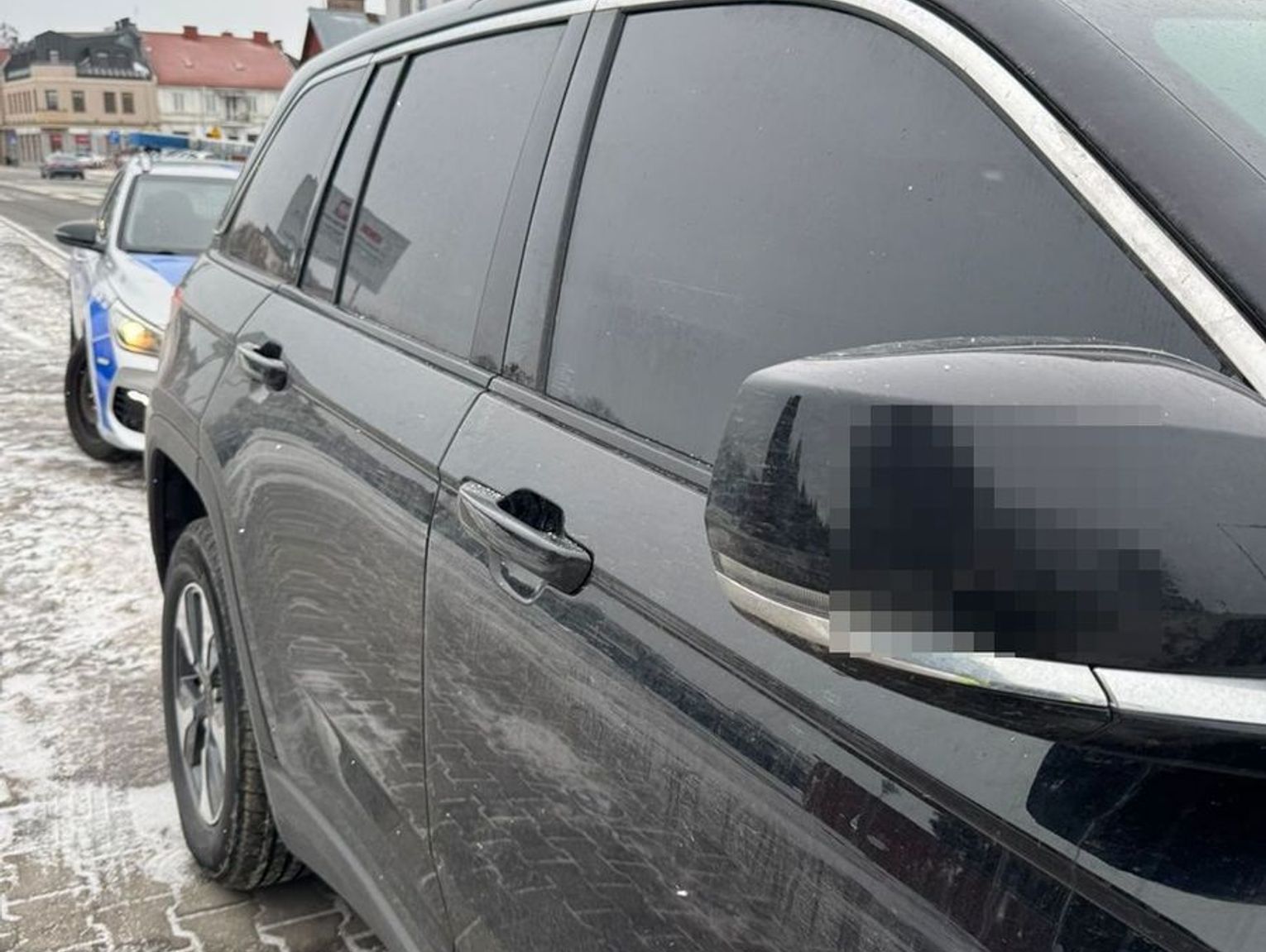 Dostał mandat za zbyt ciemne szyby w Jeepie