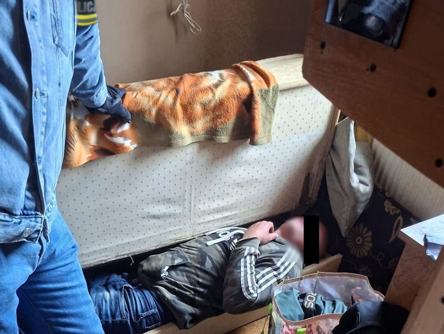 Schował się w wersalce i udawał, iż śpi. Miał sporo na sumieniu